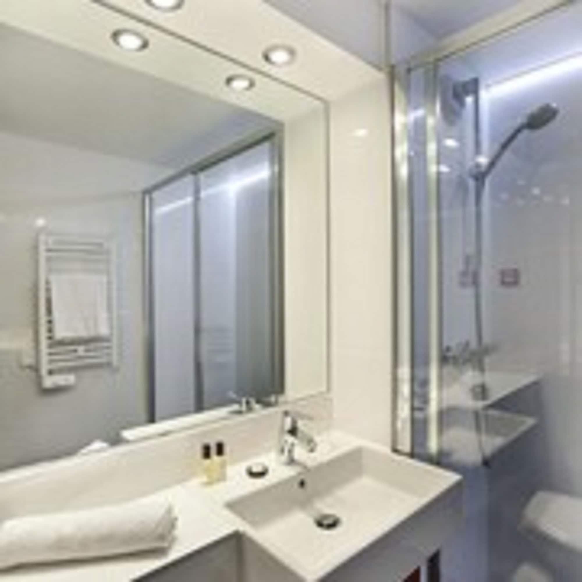 Hotel L'Amandier Nanterre Esterno foto