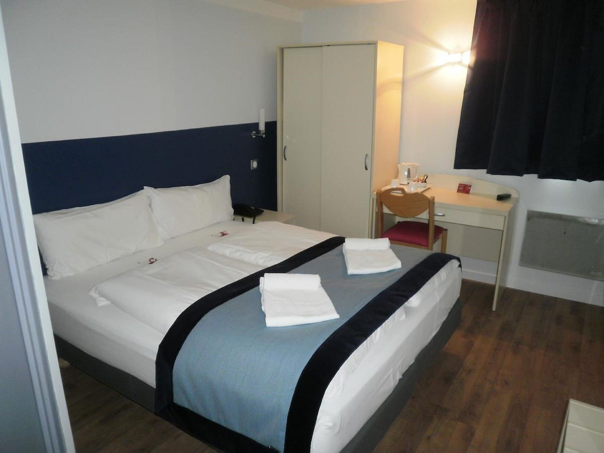 Hotel L'Amandier Nanterre Esterno foto