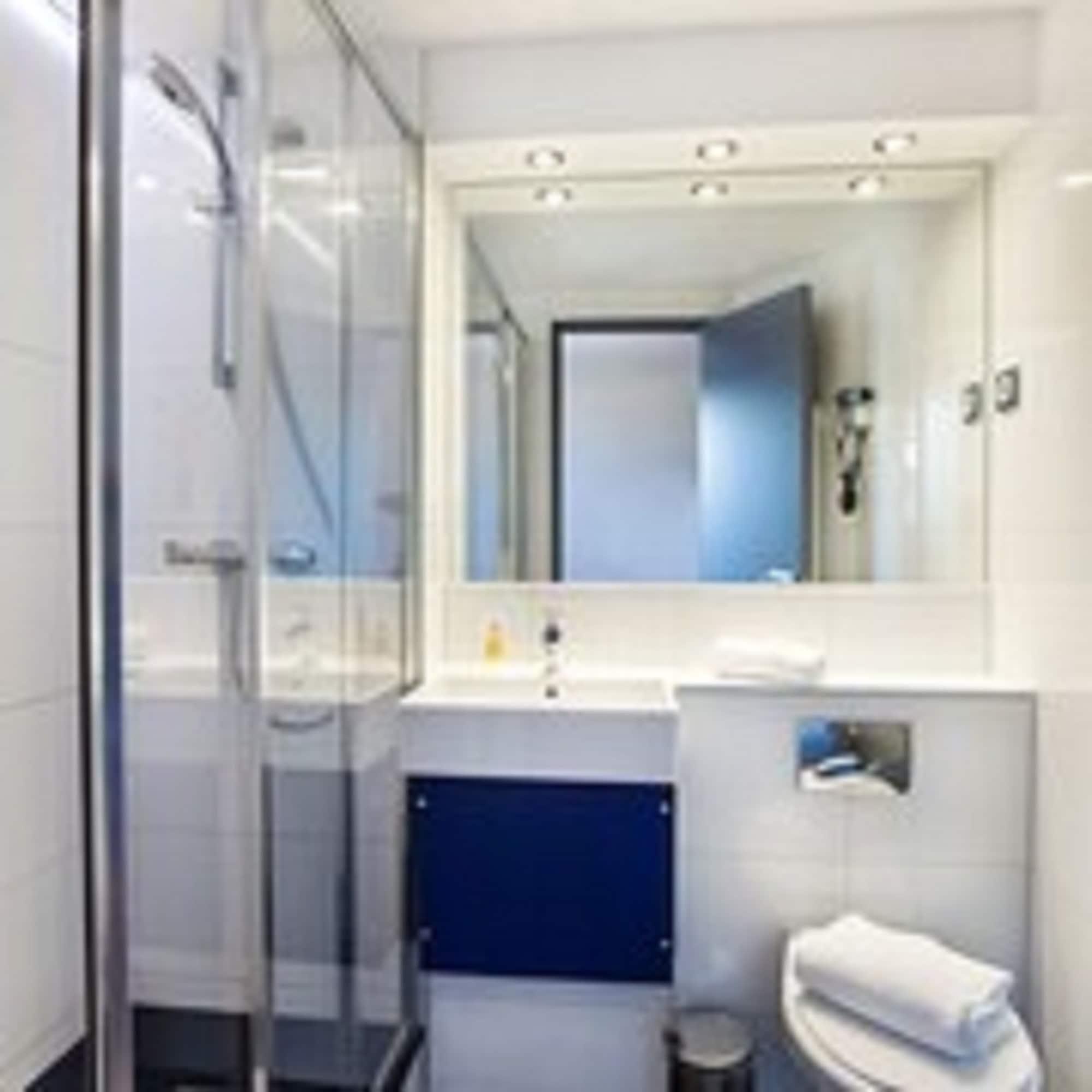 Hotel L'Amandier Nanterre Esterno foto