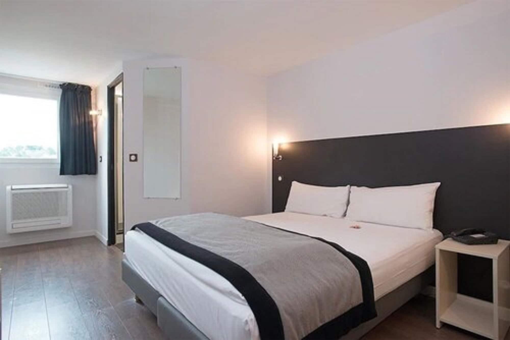 Hotel L'Amandier Nanterre Esterno foto