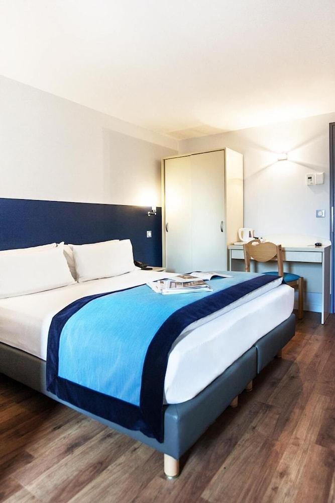 Hotel L'Amandier Nanterre Esterno foto