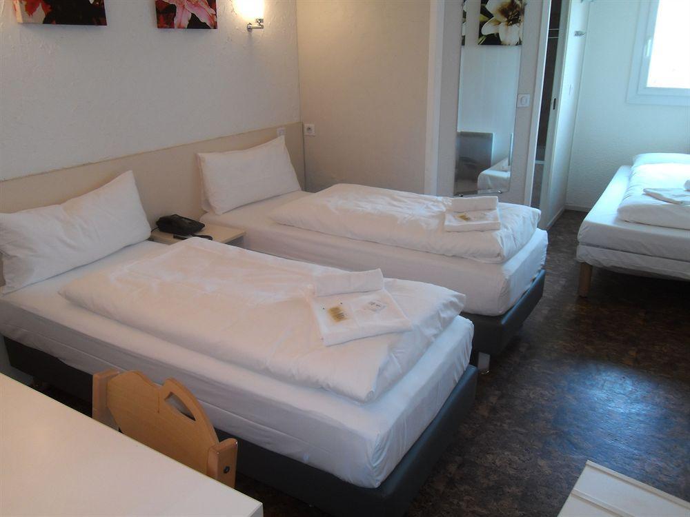 Hotel L'Amandier Nanterre Esterno foto