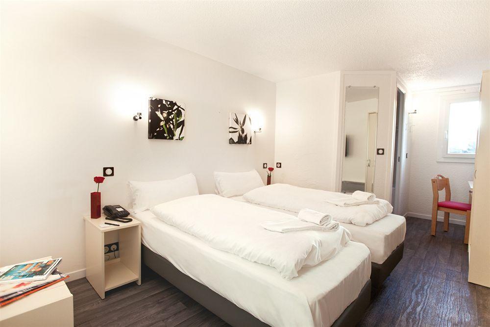 Hotel L'Amandier Nanterre Esterno foto