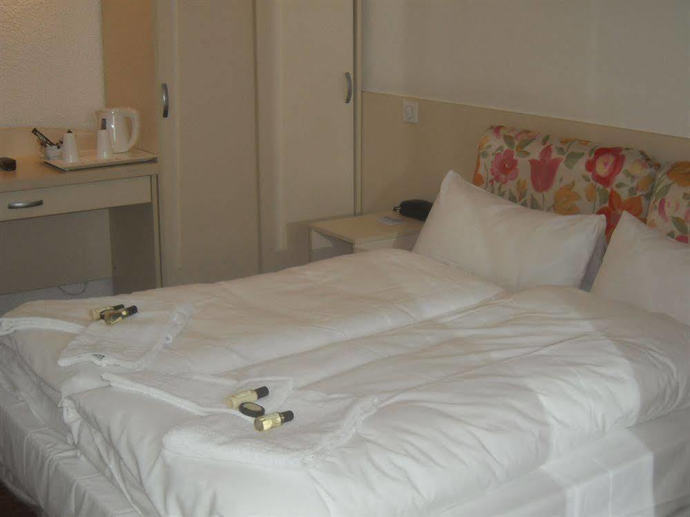 Hotel L'Amandier Nanterre Esterno foto