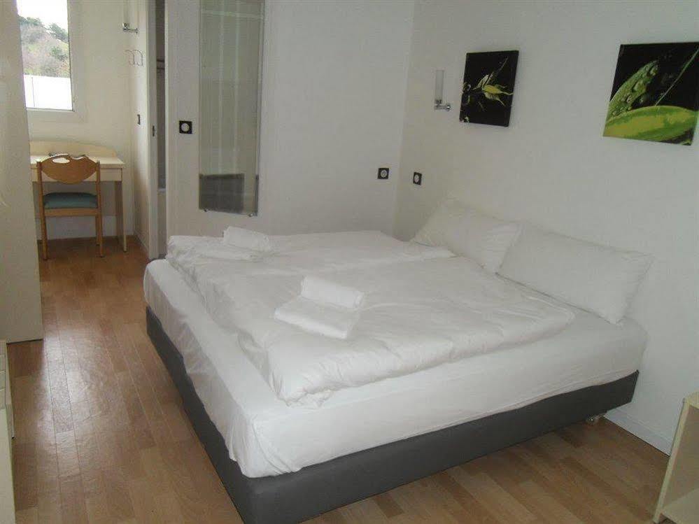 Hotel L'Amandier Nanterre Esterno foto