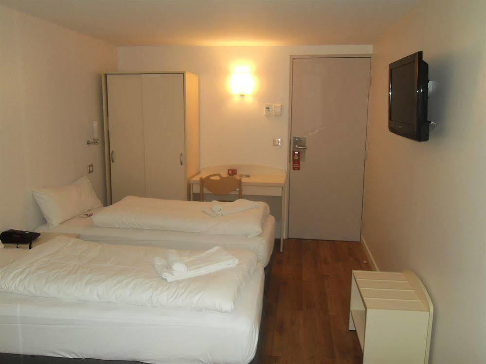 Hotel L'Amandier Nanterre Esterno foto