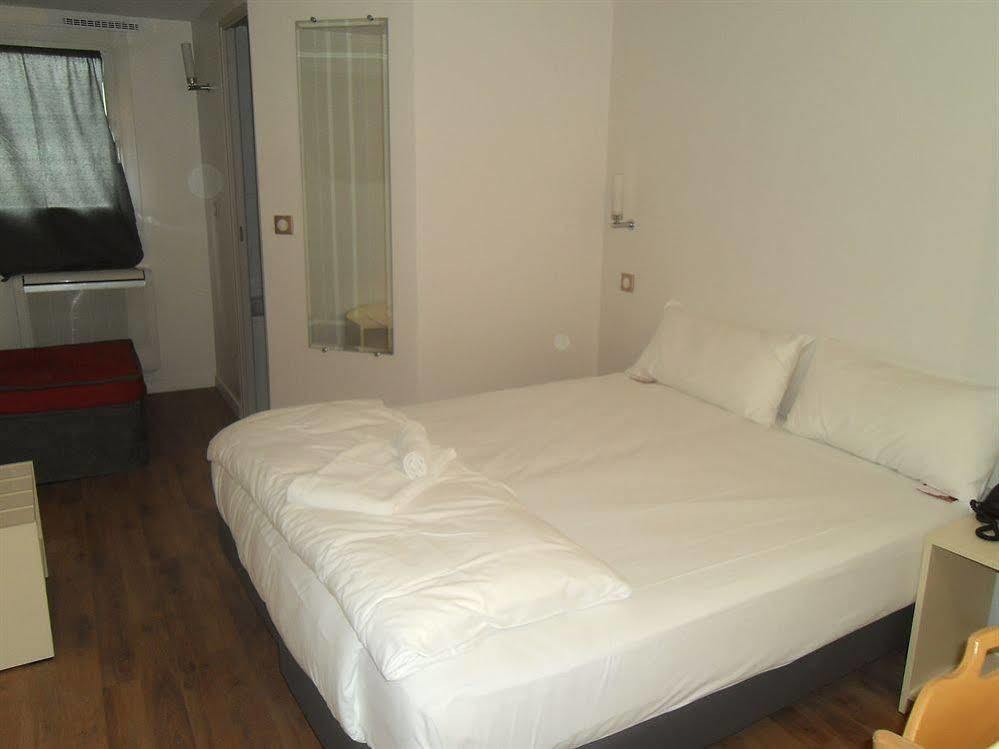 Hotel L'Amandier Nanterre Esterno foto